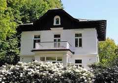 Villa im Stadtteil Osdorf - Bezirk Hamburg Altona - blühende Rhododendronbüsche im Vorgarten.