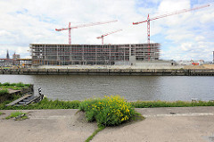 Blick vom Petersenkai über den Baakenhafen zur Baustelle der HafencityUniversität am Versmannkai.