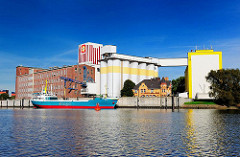 Architektur in Hamburg Wilhelmsburg - Industrieanlage im Reiherstieg - die Ladung eines Frachtschiffs wird gelöscht.