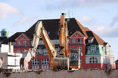 Abrissarbeiten im Hamburger Freihafen - Teile des Amts für Strom und Hafenbau werden abgerissen - Bagger reissen eine Hauswand ein. 2007