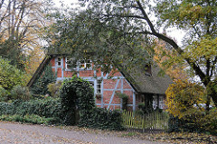 Fachwerkhaus mit blauem Gebälk, Balken und Reetdach im Stadtteil Hummelsbuettel, Gruetzmuehlenweg.