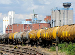 Gleisanlagen und Tankwaggons auf der Hohen Schaar in Hamburg Wilhelmsburg - Silogebäude und Speicher am Reiherstieg.
