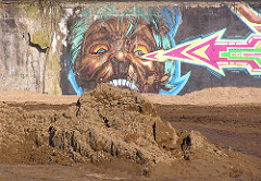 Baustelle Grünanlage Wendebecken - Hamburg Barmbek Nord - Graffiti und Sandhaufen. (2005)