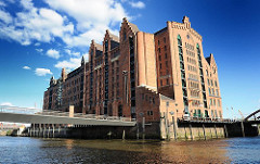 Gebäude des 1879 errichteten ehem. Kaispeicher B; die Architekten des Hamburger Hafengebäudes waren Hanssen + Meerwein. Jetzt hat dort das internationale Maritime Museum seinen Sitz.