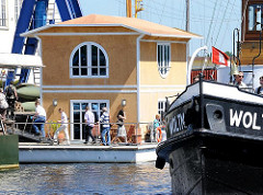 Bilder aus dem Harburger Binnenhafen - modernes Hausboot; historischer Schlepper Woltman