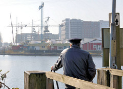 Binnenhafen von Hamburg Harburg - Blick auf Gewerbegebäude und Baustellen.