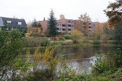 Teich der Susebek - Hummelsbüttler Gruetzmuehlenweg, Neubauten am Wasser - Neubauwohnungen in Hamburger Wohngebieten.
