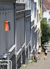 Wohnen in Hamburg Wilstorf - Fussgängerinnen auf einem abschüssigen Gehweg in Hamburg Wilstorf.