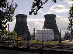 Industriearchitektur in Hamburg Wilhelmsburg - Raffinerie und Bahngleise.