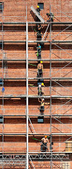 Bauarbeiter an der Fassade der entstehenden Albphilharmonie - Gerüstbauer montieren ein Baugerüst am Gebäude der Hamburger Hafencity.