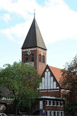 Kirchturm und Kirchengebäude der Michaeliskirche in Hamburg Neugraben.