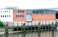 Lagerhaus D im Moldauhafen bei Ebbe - das Fundament des Lagergebäude ist freigelegt.