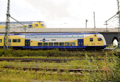 Zwei Züge der metronom Eisenbahngesellschaft fahren Richtung Hamburger Hauptbahnhof  - Vidadukt Versmannstrasse, Hafencity Hamburg.