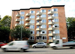 Architektur der 1960er Jahre - mehrstöckiges Wohnhaus / Hochhaus Nordschleswiger Strasse, Haupterverkehrsstrasse in Hamburg Dulsberg.