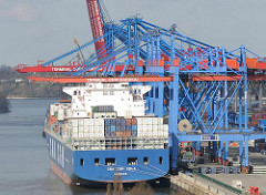 Blick auf das HHLA Container Terminal Burchardkai - das Container Vessel CMA CGM VELA liegt unter den Containerbrücken.
