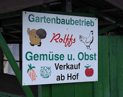 Landwirtschaft in Hamburg Spadenland - Schild Hofladen Rolffs - Gartenbaubetrieb - Gemüse und Obst.