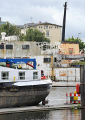 Bilder aus Hamburg Harburg - Harburger Binnenhafen - Heck eines Binnenschiffs + Harburger Schloss auf der Schlossinsel.