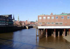 Magedeburger Hafen - Bürogebäude auf Eisenstelzen über dem Wasser. (2003)