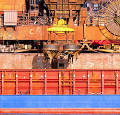 Die Ladung eines Frachters wird im Dradenauhafen gelöscht - mit grossen Magneten wird das Altmetall aus dem Laderaum des Frachtschiffs in Hamburg Waltershof geholt.