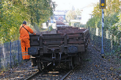 Güterzug an der Billebruecke - Güterwaggon mit Bahnarbeiter.