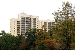 Hochhäuser in Hamburg - Grosssiedlung Osdorfer Born, Herbstbäume.