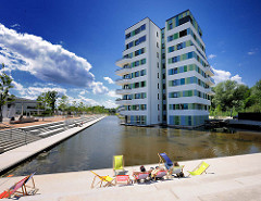 Waterhouses am Inselpark in Hamburg Wilhelmsburg - 4000 m² grosses Wasserbecken; Terrassen mit Liegestühlen am Wasser.