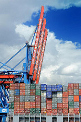 Heck eines Containerschiffs beladen mit Containern - hochgefahrene Containerbrücken des Terminals Altenwerder.