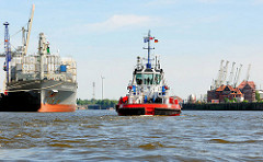 Schlepper im Hansahafen - Containerfrachter am O`swaldkai - Fotos aus dem Hamburger Stadtteil Kleiner Grasbrook.