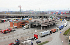 Zollabfertigung an der Zollstelle / Zollübergang Zollstation Waltershof - LKW bei der Einfahrt in den Hamburger Freihafen.