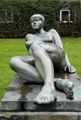 Bronzefigur liegende Frau - Kunst im öffentlichen Raum - Hamburg Osdorf - Grünanlage Osdorfer Born - Künstler Bildhauer E. Augustin
