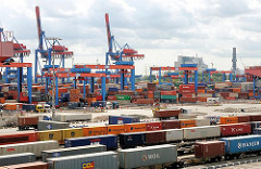 Blick über das Terminalgelände vom Hamburg Altenwerder - im Vordergrund mit Containern beladene Güterzüge; dahinter die Beladung der Lastkraftwagen und das Containerlager mit den Portalkranpaaren - zwei der Containerbrücken.
