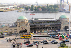 Blick zu den St. Pauli Landungsbrücken - der Mittelteil wurde im Krieg zerstört und im Stil der 1970er Jahre Architektur neu errichtet.