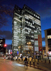 Hamburg St. Pauli / Reeperbahn; Hochhaus Tanzende Türme  bei Nacht, Blaue Stunde mit beleuchteten Fenstern.