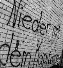 Hinterhof im Schanzenviertel - NIEDER MIT DEM KAPITALISMUS