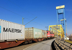 Güterzug mit Container fährt auf die Kattwybrücke, die über die Süderelbe / Kattwyk führt; in dieser Zeit ist die Hubbrücke für den Autoverkehr gesperrt.