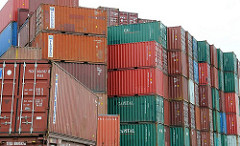 Containerstapel in einem Containerlager in Hamburg Wilhelmsburg - die Stahlboxen sind in unterschiedlichen Farben gekennzeichnet.
