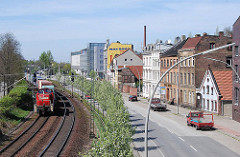 Güterverkehr - Güterzug mit Containern durch Harburg - Historische Häuser am Karnapp.