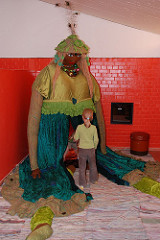 Hamburger Kindermuseum - Achtern Born Hamburg Osdorf - ein Mädchen betrachtet eine Figur.