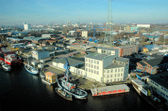 Luftaufnahme Harburger Binnenhafen - Schlossinsel; Boote liegen am Lotsekai. In der Bildmitte das Gebäude vom Harburger Schloss, rechts davon das Betriebsgelände der Firma Andeas Hansen mit Speicher. (2006)