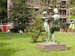 Skulpturen Bronzeskulpturen Tanzende Mädchen - Wiese in Hamburg Dulsberg.