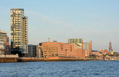 Elbufer von der Altstadt Hamburg Altona - Hochhaus und moderne Bürogebäude am Holzhafen der Grossen Elbstrasse.