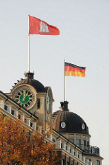 Hamburg Fahne Deutschland Fahne Störtebekerhaus in der  Suederstrasse - Dach mit Kuppel Stoertebeker Haus.