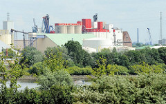 Blick von Hamburg Altenwerder über die Süderelbe zum Stadtteil Wilhelmsburg - Bilder von Hamburger Industriearchitektur - Gebäude an der Rethe + dem Reiherstieghafen.
