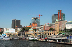 St. Pauli Landungsbrücken - Schiffsanleger; moderne Bürogebäude im Bau, Architektur der Vorkriegszeit (2007)