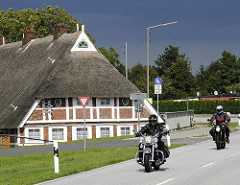 Motorradfahrer am Elbdeich - Fachwerkgebäude, historische Architektur