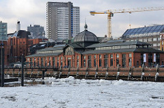 Eisschollen auf der Elbe vor der historischen Fischauktionshalle beim Hamburger Fischmarkt.