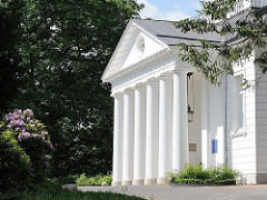 Eingang mit Säulen - Klassizistische Hamburger Architektur - 1794 erbaut; Architekt Christian F. Hansen.