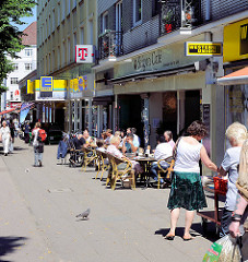 Sommer in Hamburg Barmbek, Aussengastronomie an der Fuhlsbüttler Strasse.