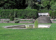 Grünanlagen Hamburg Blankenese Römischer Garten Parkbank Hecke.