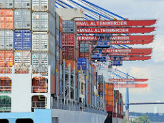 Hoch beladene Containerschiffe unter den Containerkränen des HHLA Container Terminals Altenwerder - im Hintergrund die Köhlbrandbrücke.